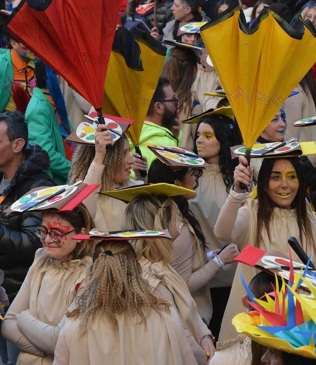 Carnevale, lo spettacolo a Foiano della Chiana. Si aprono gli uscioni: prima sfilata