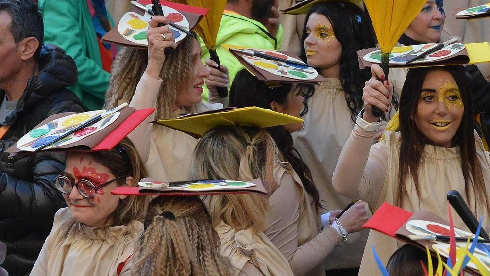 Carnevale, occhi puntati sui carri. Si aprono gli uscioni: prima sfilata