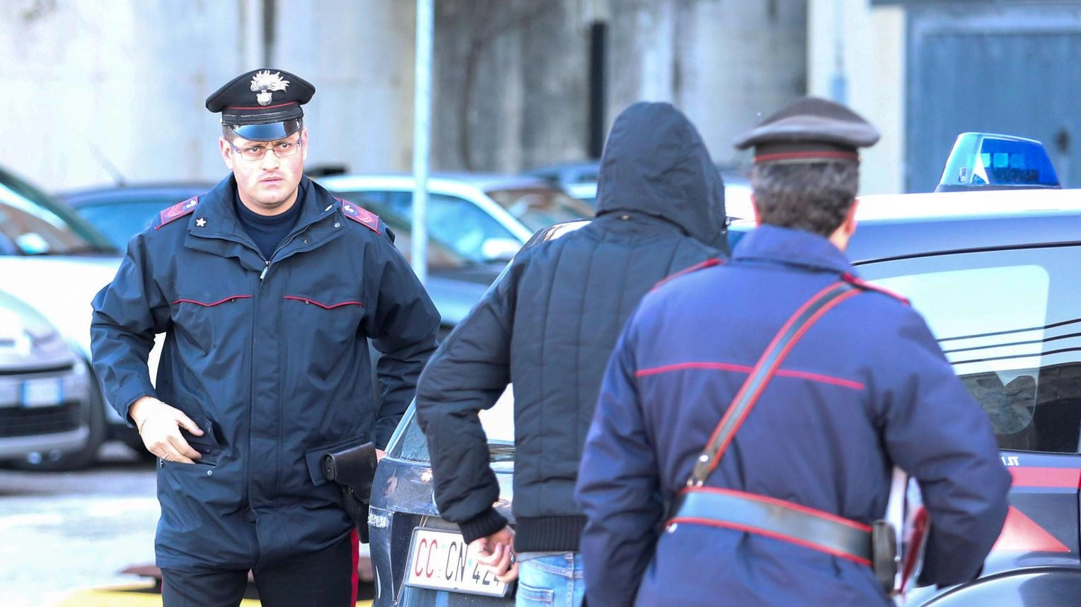 A 14 anni rapina i coetanei. Colpi alla fermata dei bus e in Piazza della Repubblica