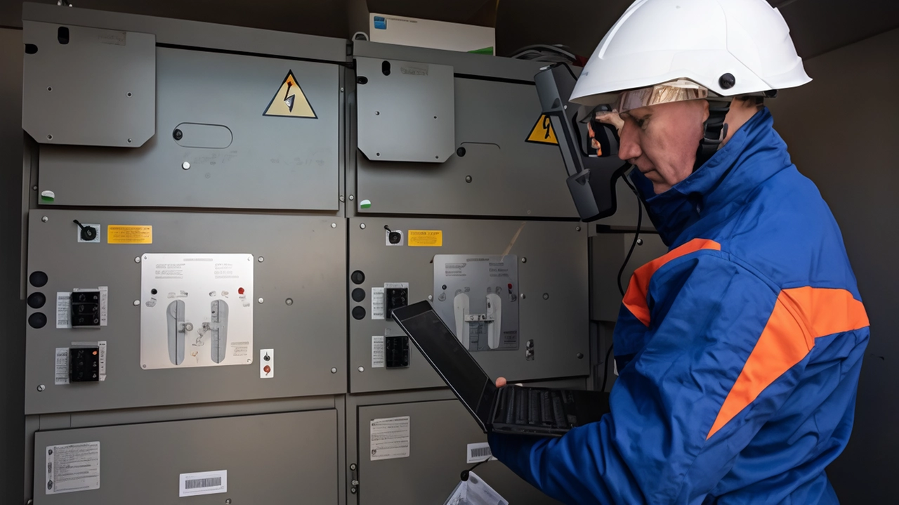 Maltempo nella vallata casentinese: alberi caduti, strade bloccate e danni alle infrastrutture elettriche. Interventi di E-Distribuzione per ripristinare il servizio.