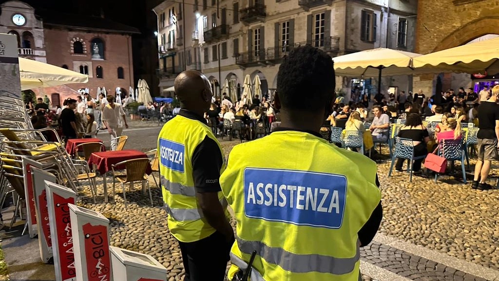 Due steward controllano alcuni luoghi della movida (foto d’archivio)