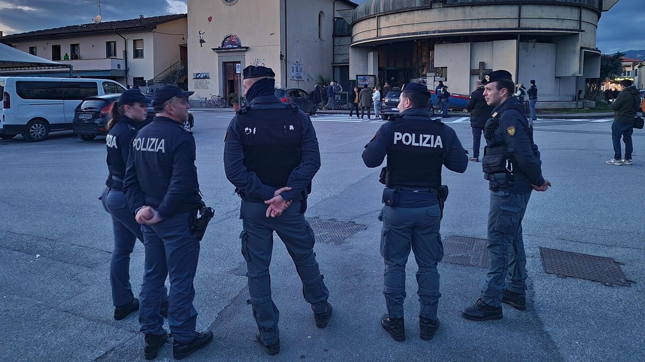 La polizia a Vicofaro per lo spostamento dei richiedenti asilo (Acerboni-Castellani)