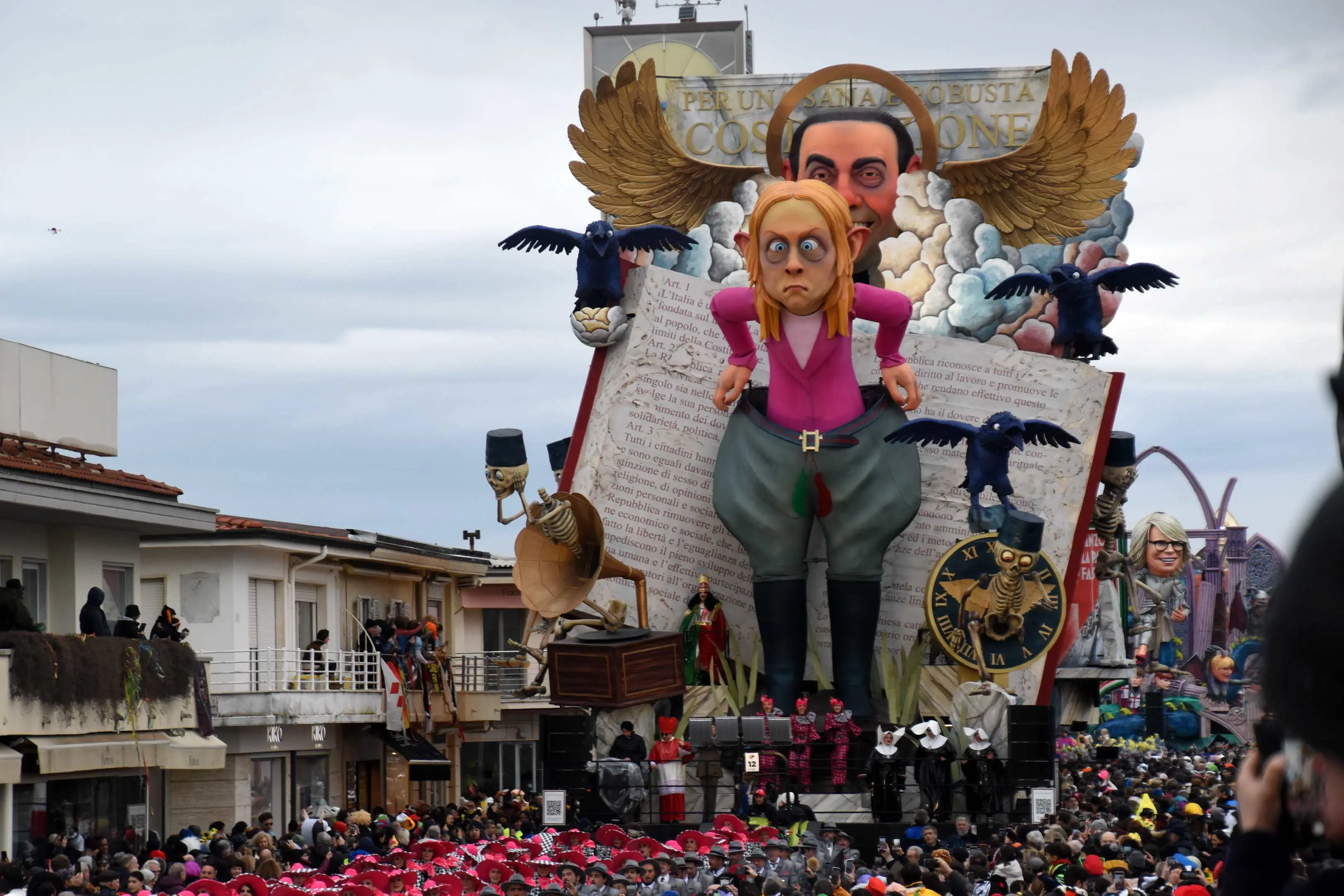 Da Giorgia Meloni a Maria De Filippi: i carri del Carnevale di Viareggio, un successo il primo corso