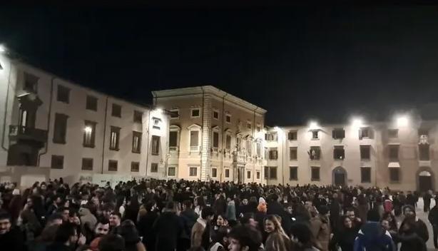 In centinaia al raduno di sabato sera ai Cavalieri: "Confrontiamoci e facciamo rivivere la piazza"