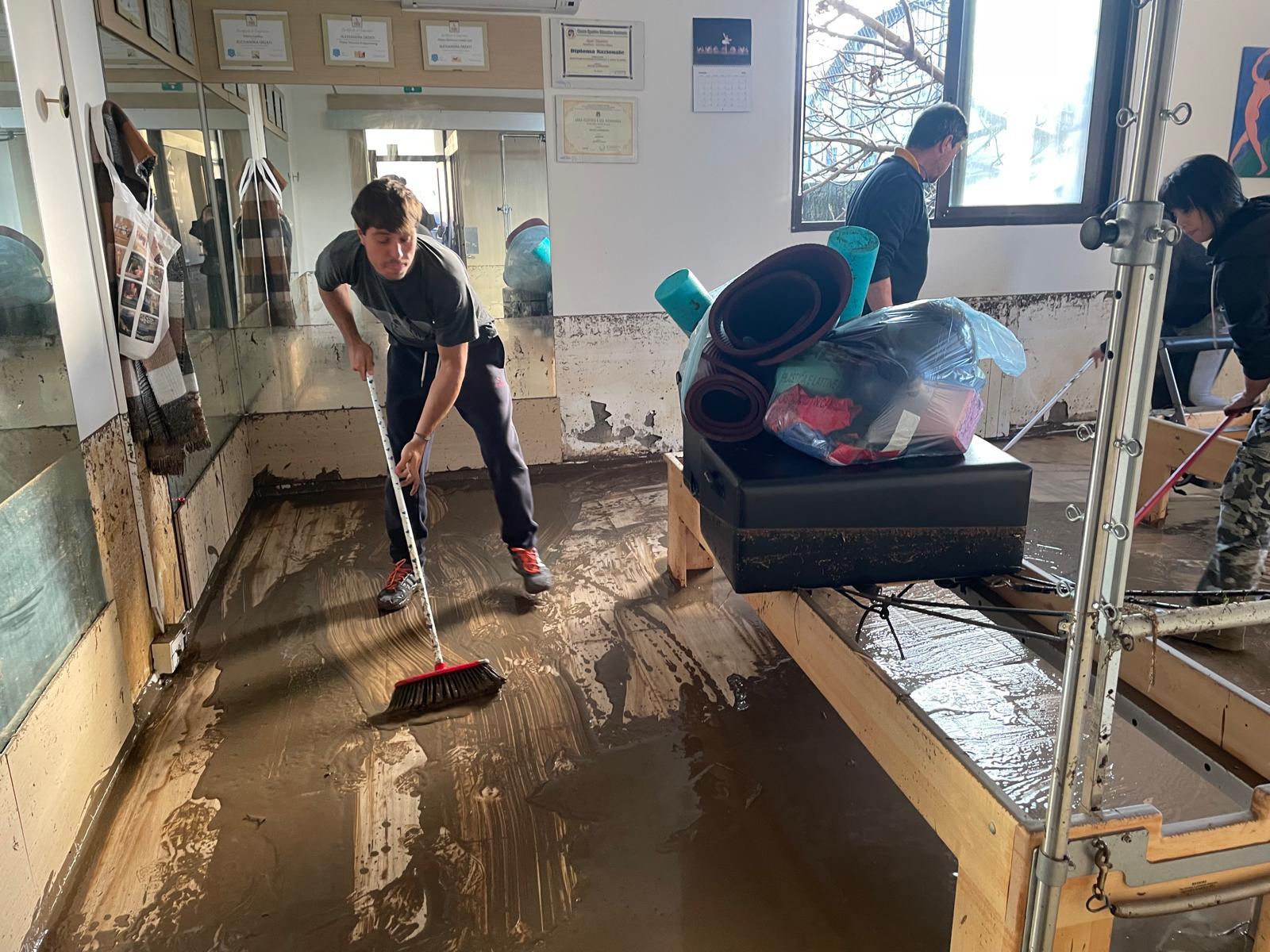 Paura e fango, disastro all’Elba. “Sorpresi dalla furia dell’acqua, siamo corsi ai piani alti”