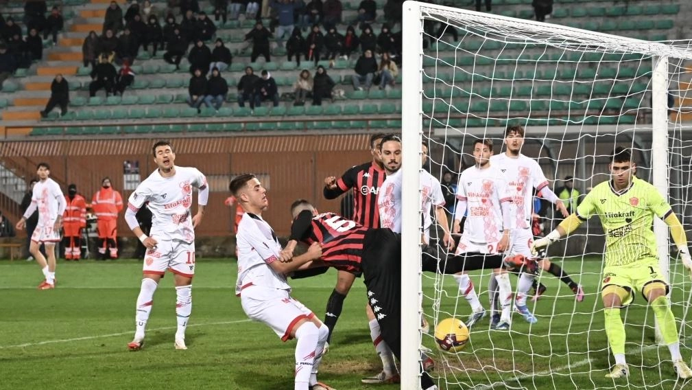 Nella foto «Alcide»: il secondo gol di Magnaghi che ha deciso il match. E’ il 25’ del secondo tempo: il centravanti, in mischia, su angolo, trova la deviazione vincente