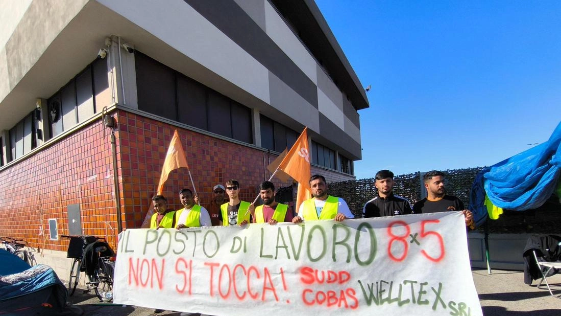 I lavoratori iscritti al Sudd Cobas in presidio da due settimane davanti alla tessitura Welltex di via Galvani foto Attalmi