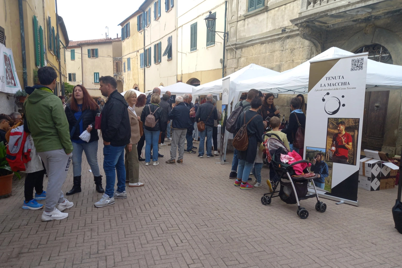 La folla radunatasi per la festa