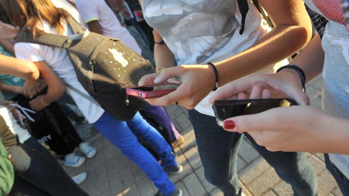 Prato, scuola senza cellulari. I telefonini si posano all’entrata. E le chat di classe sono vietate