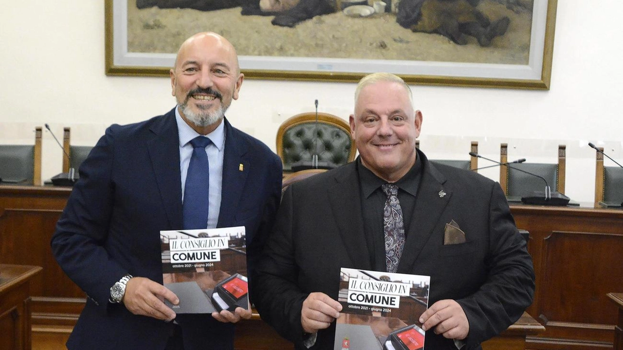 Il presidente del Consiglio comunale Fausto Turbanti e il sindaco Vivarelli Colonna mostrano la pubblicazione