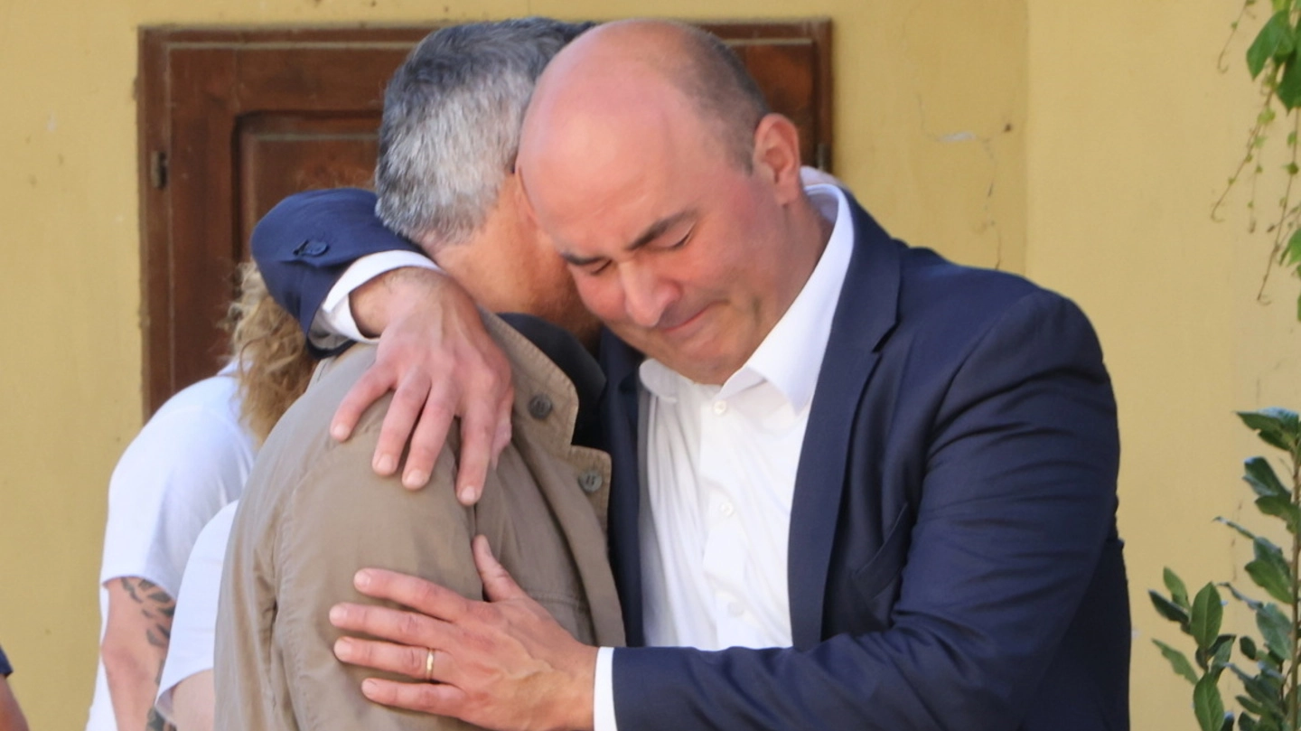 Abbracci e lacrime nella sede della Misericordia di Mercatale: il dolore del consigliere regionale Cristiano Benucci (foto Germogli)