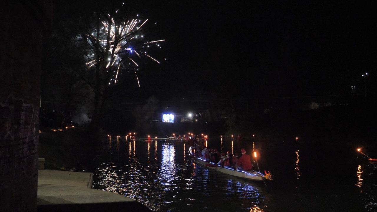 Babbo Natale in canoa. La spettacolare discesa lungo il Tevere illuminato