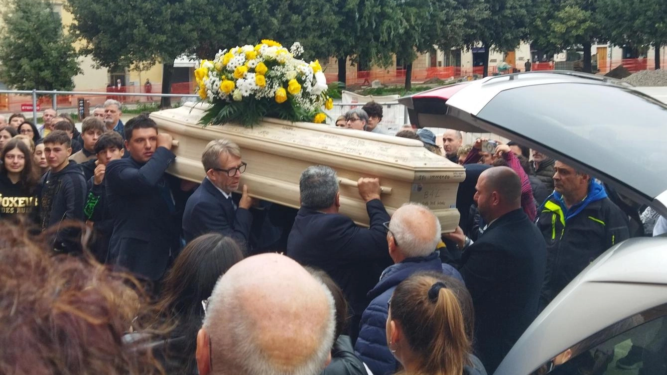 Ultimo saluto a ’Bara’. Il ’Roncalli’ ai funerali