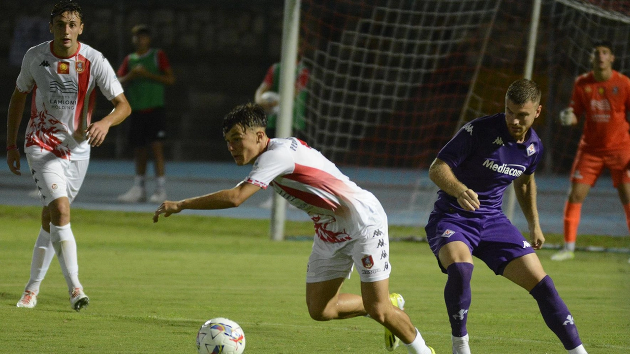 Un’immagine dell’amichevole più importante che il Grifone ha disputato in questo calcio d’estate, quella con la Fiorentina