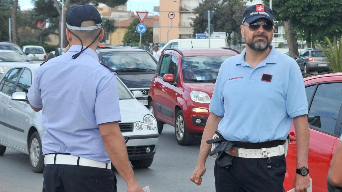 Intensa attività estiva per la polizia municipale di Figline e Incisa Valdarno, con servizi continui in piazza e collaborazioni con i carabinieri per garantire sicurezza e regolarità sul territorio. Numerosi verbali redatti nonostante il ridotto numero di agenti a disposizione.