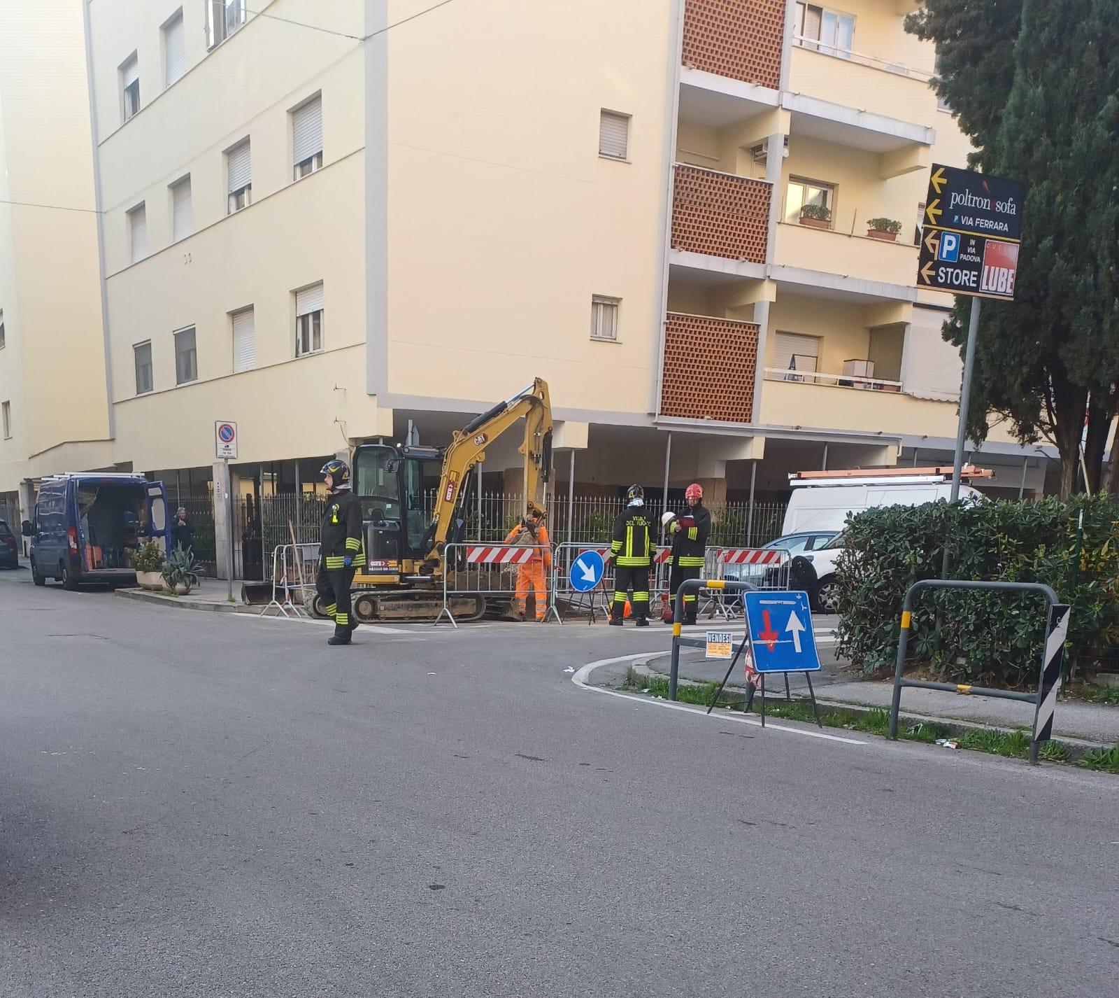 Fuga di gas al Soccorso, strade chiuse e vigili del fuoco in azione