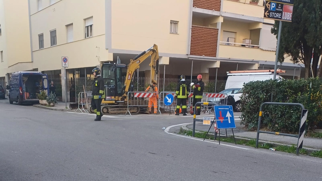 I vigili del fuoco intervenuti per la perdita di gas