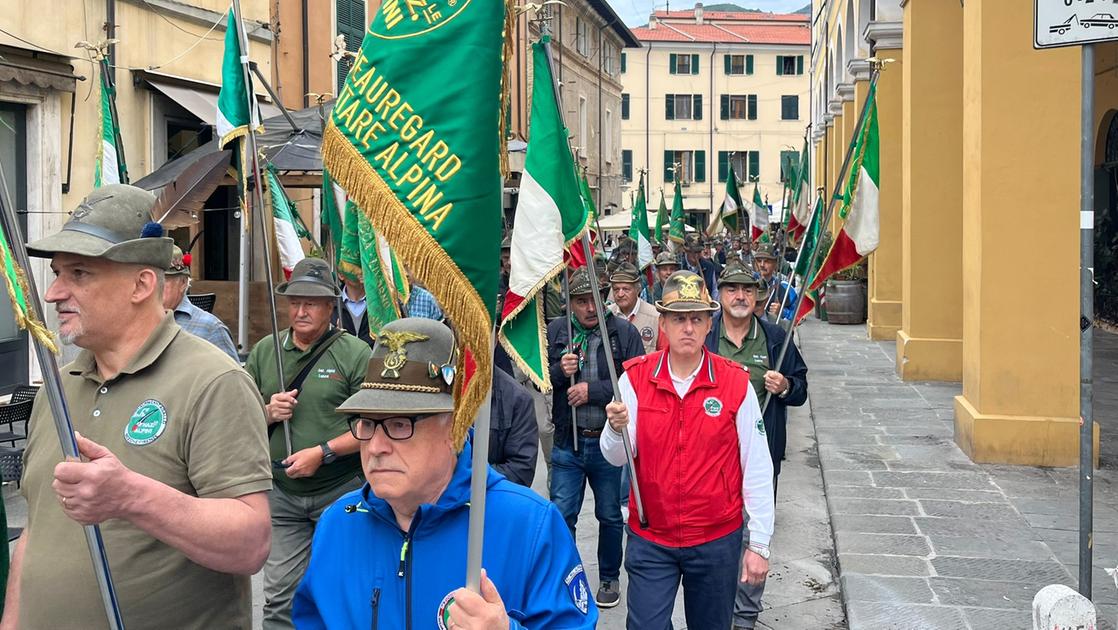 Alpini sfilano per la pace: “Patrimonio per i giovani”