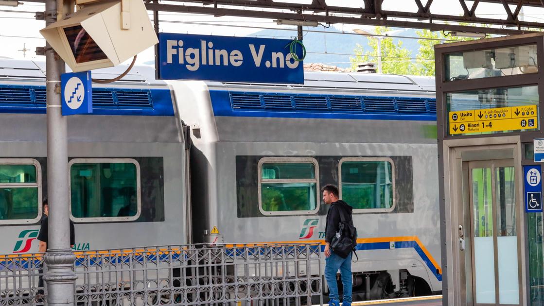 Caos treni, ennesimo guasto. Catena di ritardi verso Firenze. Ira dei pendolari: "Troppi disagi"