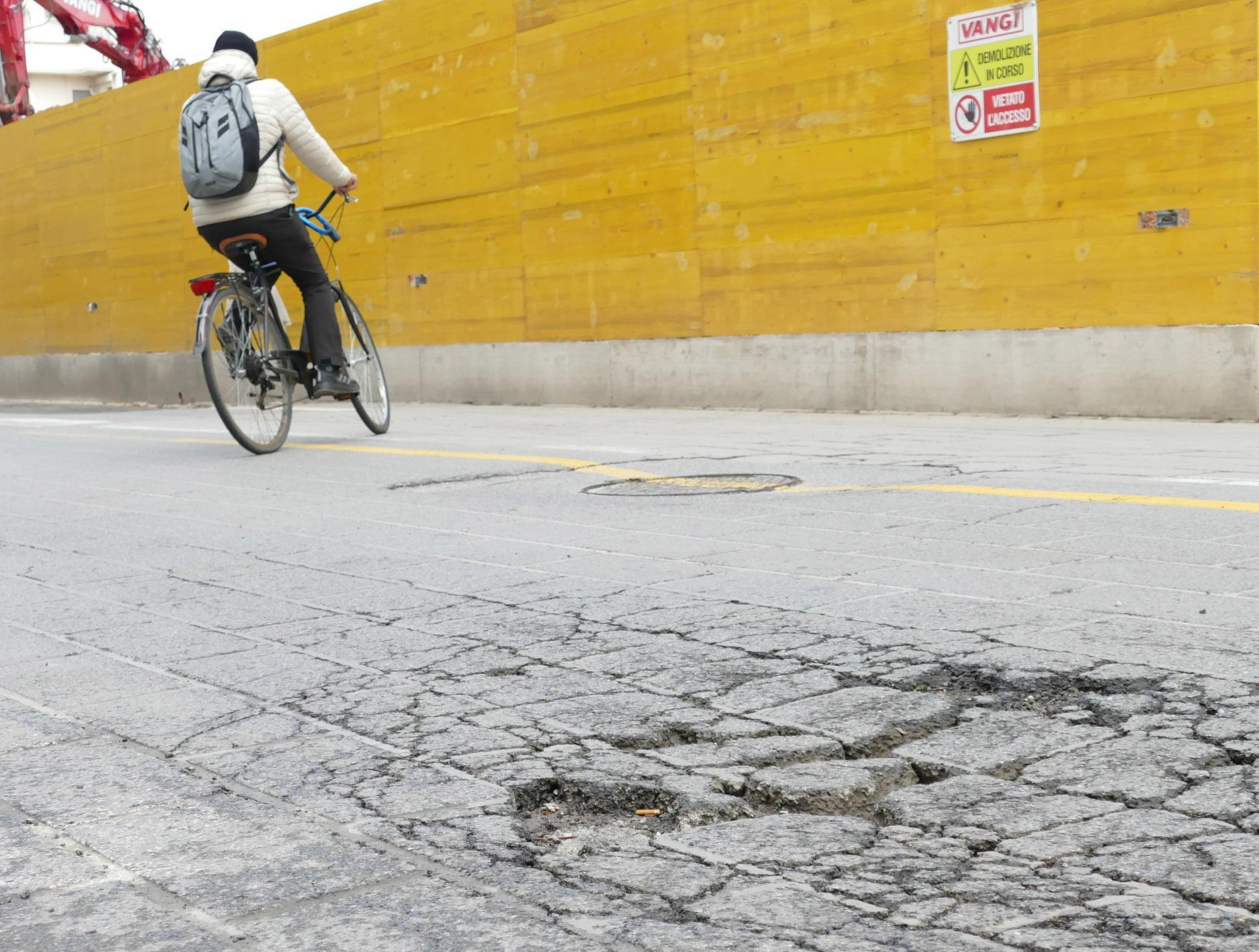 Le strade-groviera: "Ora basta: è sempre così ogni volta che piove"