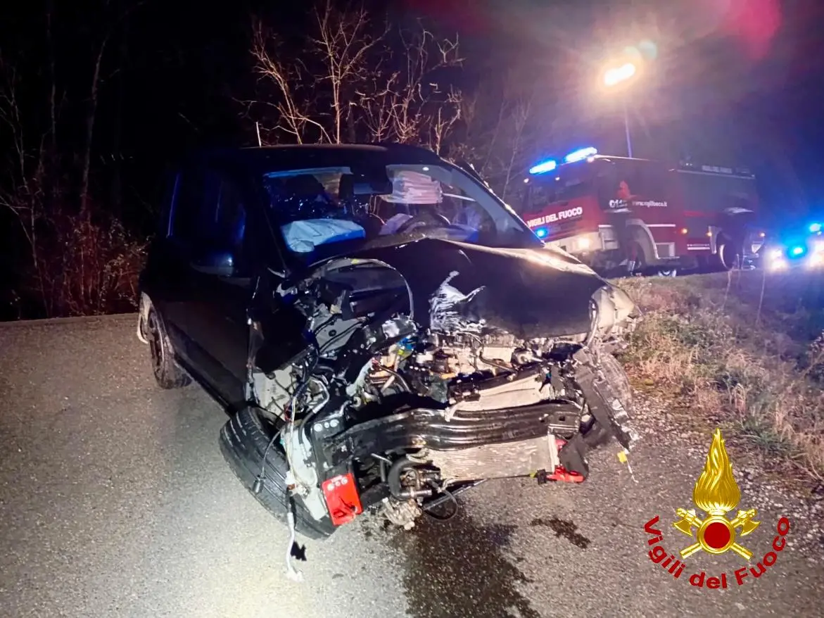 Schianto nella notte a Volterra: auto fuori strada