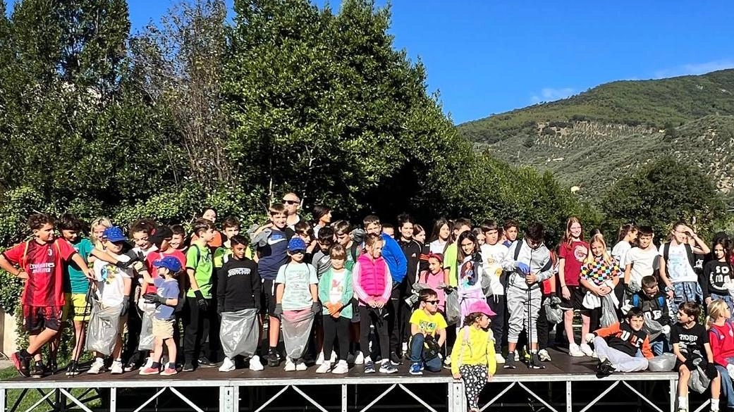 A Calci, grande successo per l'iniziativa Puliamo il Mondo: quasi una tonnellata di rifiuti raccolti grazie alla partecipazione attiva di tante persone, con focus sull'educazione ambientale dei più giovani. Comunità unita per un territorio più pulito e consapevole.