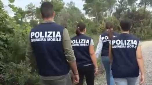 La squadra mobile di Pisa nella pineta della Bufalina, al confine tra Vecchiano e Torre del Lago, dove erano diretti i pusher