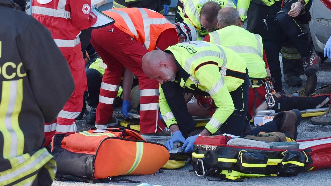 Un uomo di 29 anni cade da 8 metri a Reggello mentre sistema una tenda. Riportate fratture, ma non è in pericolo di vita.