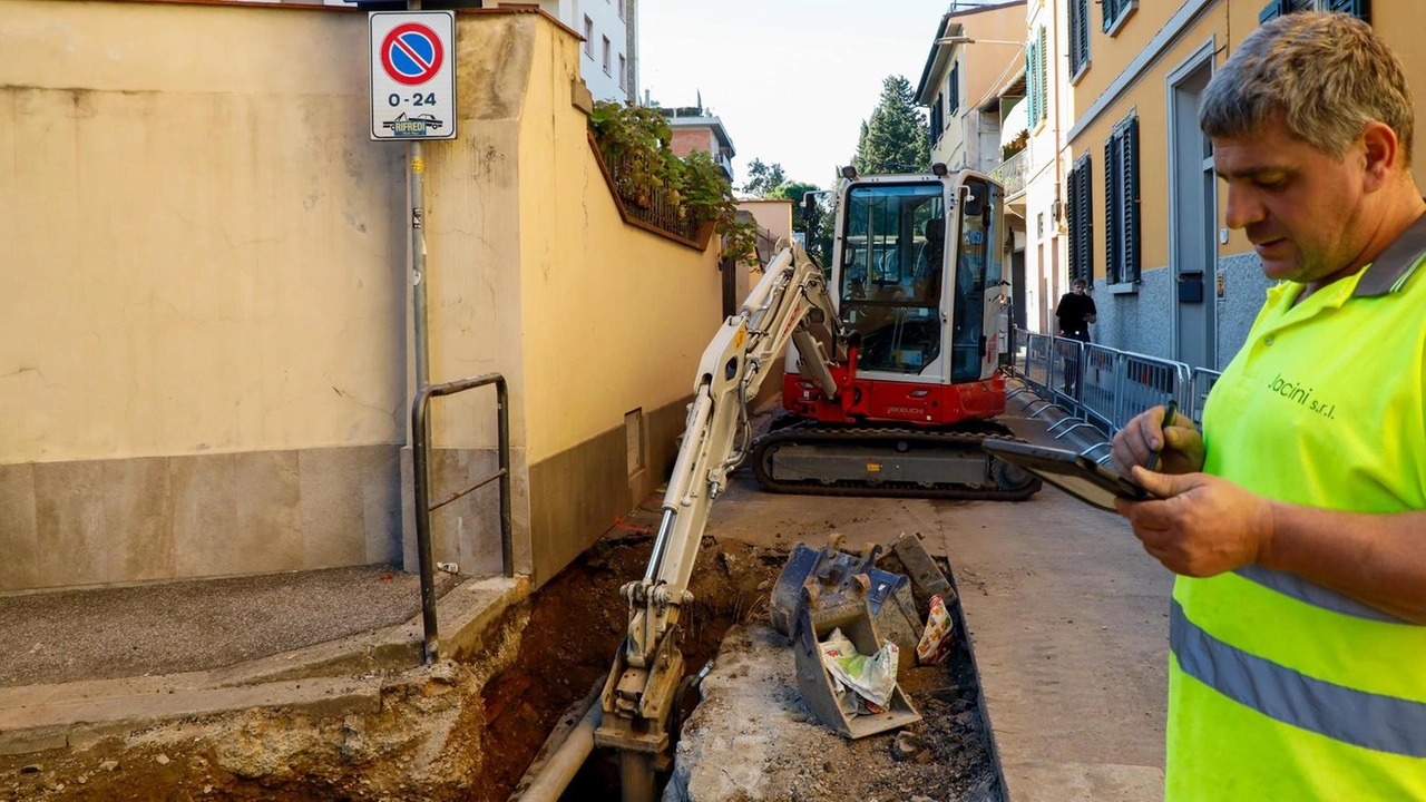 Un operaio nel cantiere di Publiacqua di via delle Panche (foto Germogli)