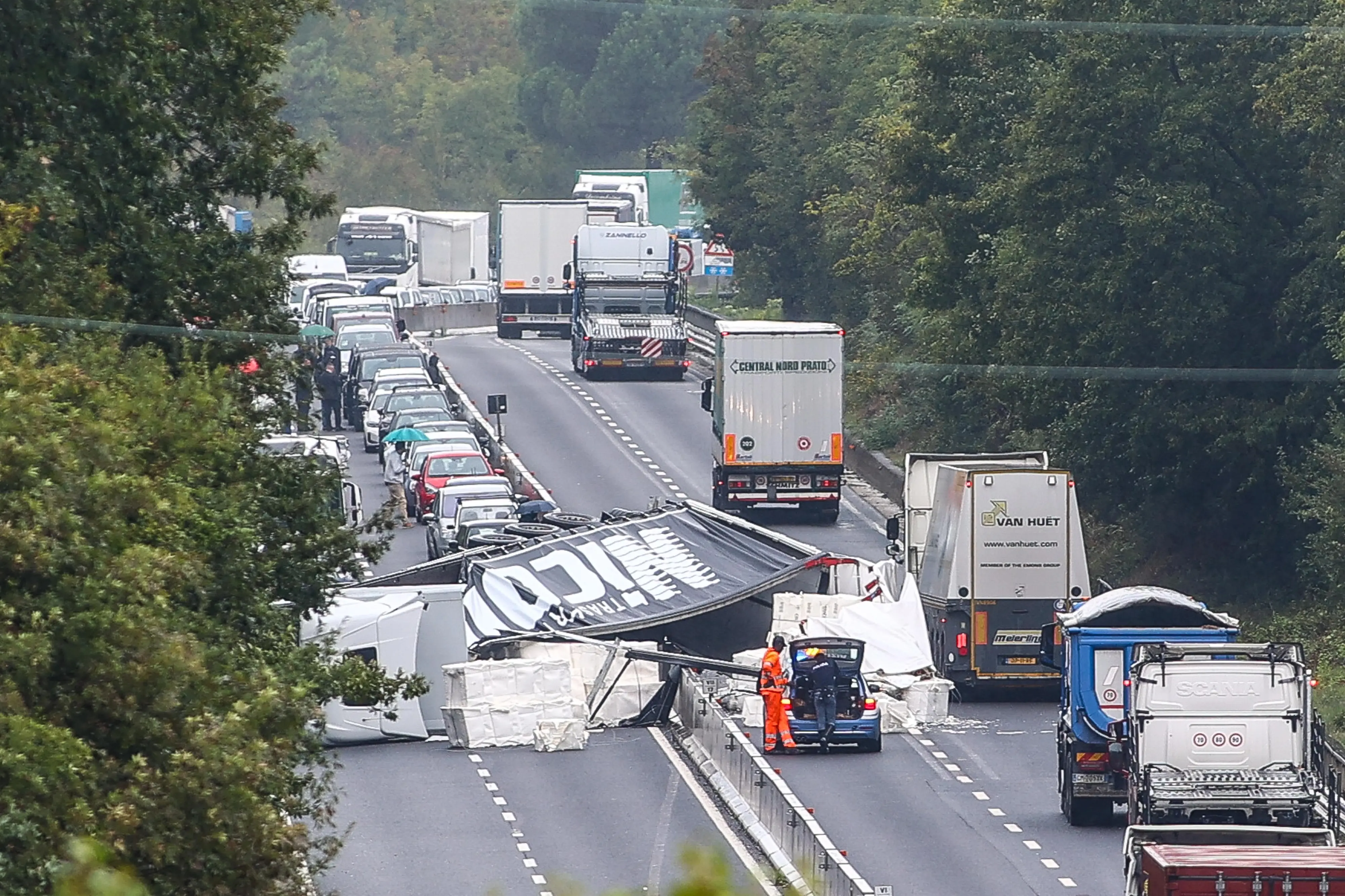 Camion ribaltato in FiPiLi, tratto chiuso per otto ore: corsie riaperte in serata