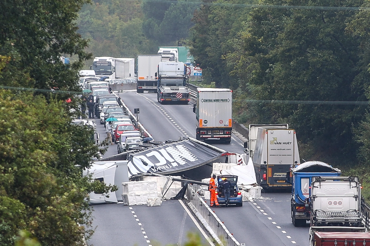 MONTELUPO CAMION ROVESCIATO IN FIPILI TRATTO MONTELUPO GINESTRA SUL POSTO POLIZIA STRADALE TRAFFICO BLOCCATO