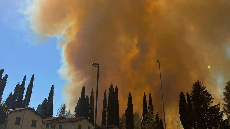 Torna l’incubo dei roghi. Francigena in fiamme. Evacuati alcuni turisti