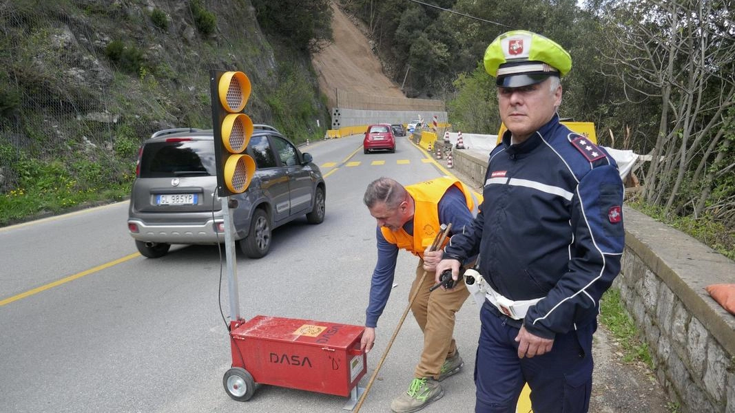 La frana sulla 325 che. lo scorso inverno ha tagliato a metà la Valbisenzio. Il consigliere Millo chiede una gestione più adeguata della strada