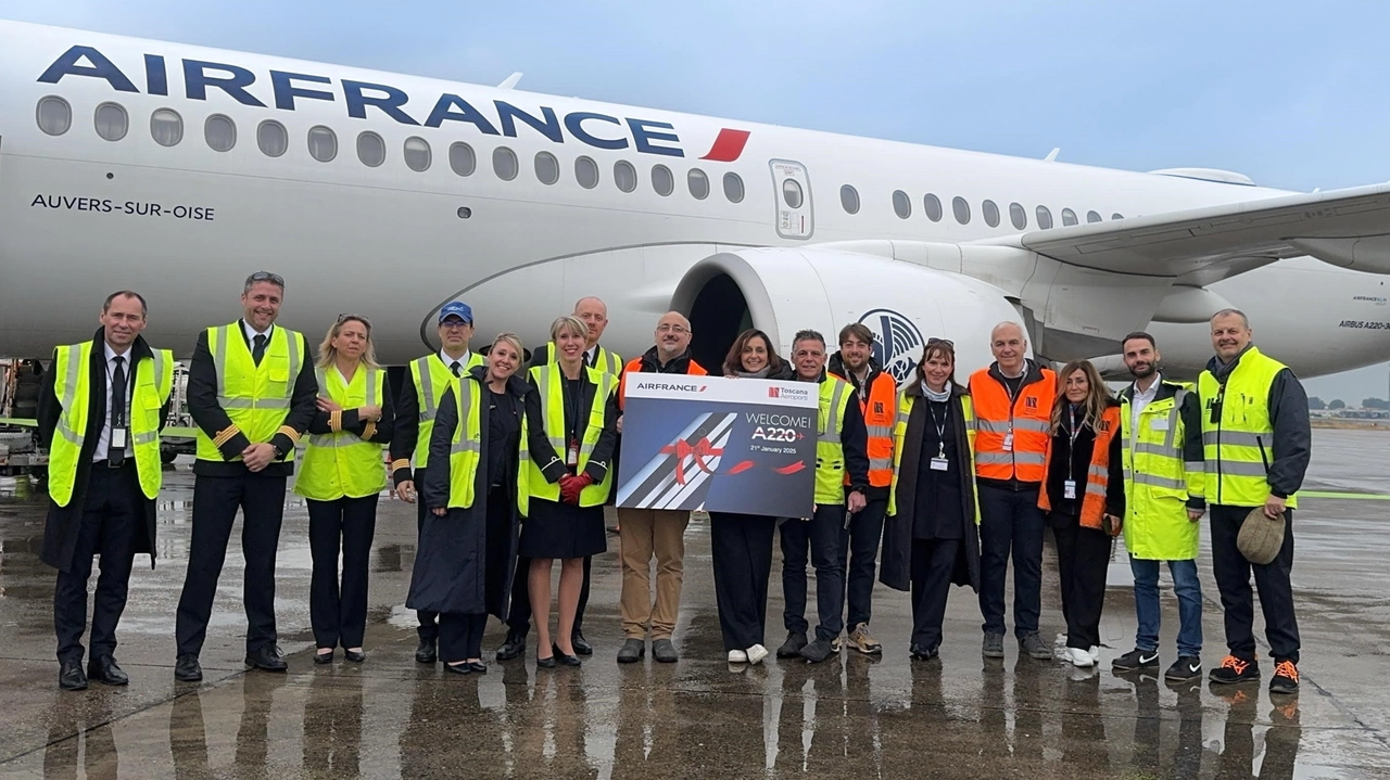 Il nuovo mezzo di AirFrance-Klm - l'Airbus A220-300 - viene "celebrato" sulla pista dell'aeroporto "Vespucci" di Firenze