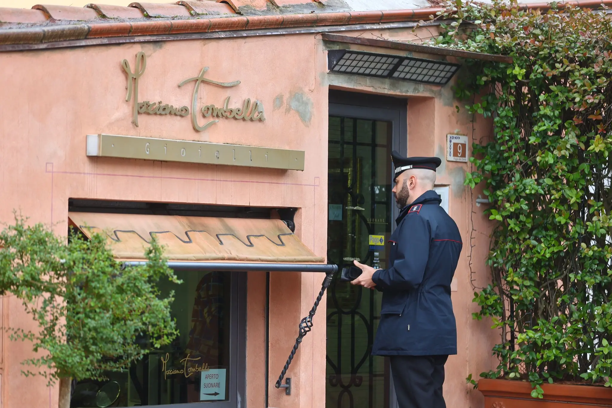 Rapina in gioielleria, paura a Montelupo. Pistole in pugno e minacce alla titolare