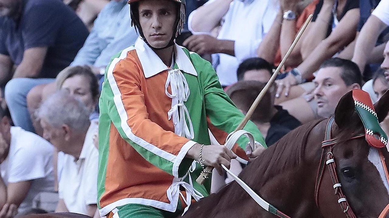 Il debutto di Andrea Sanna detto Virgola a Siena ha emozionato la Contrada della Selva. Non è riuscito a vincere, ma ha dato il massimo e ha ricevuto complimenti. La madre è felice per il suo sogno realizzato. Virgola si prepara già per il prossimo anno.