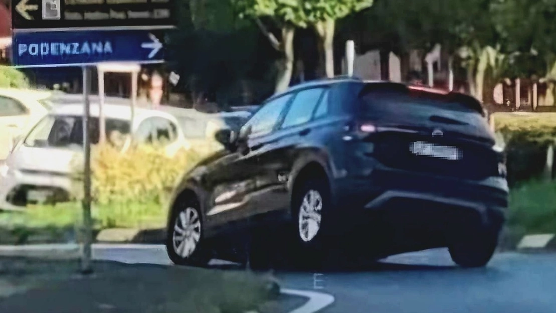 Le acrobazie del Suv ripreso sulle strade della Lunigiana