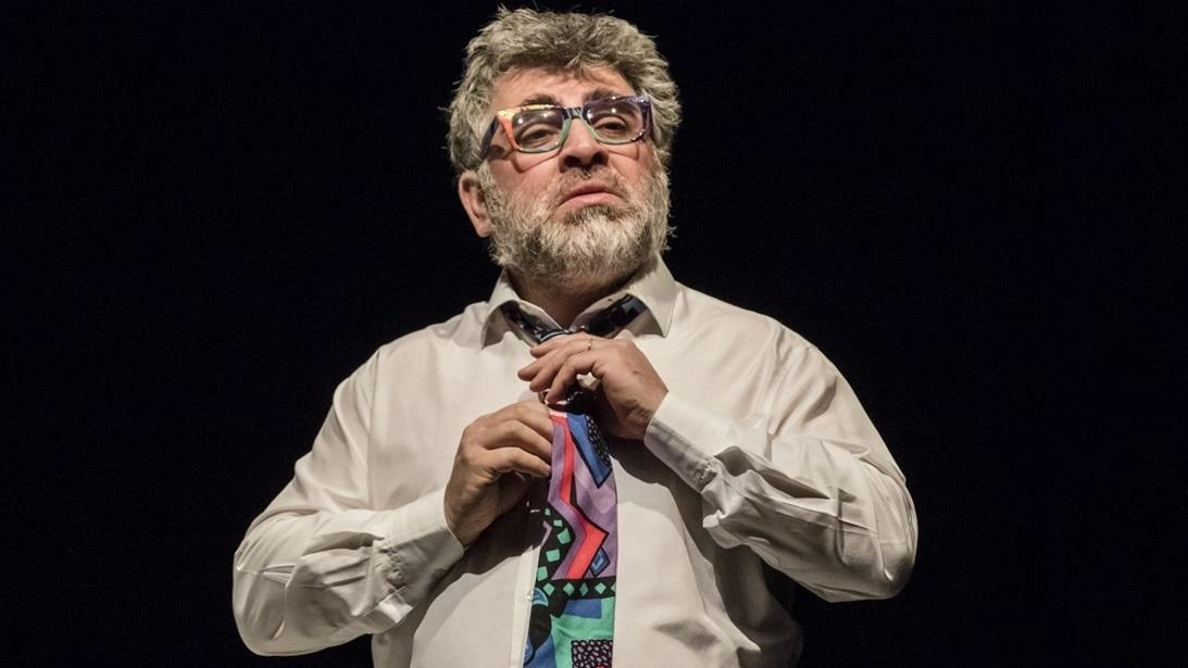 Mirko Gianformaggio, della compagnia teatrale i ’Formaggi Guasti’ questa sera porterà in scena ’Ci à piaciato! Quasi nipotini di nonno Petrolini’ a Villa Cuturi