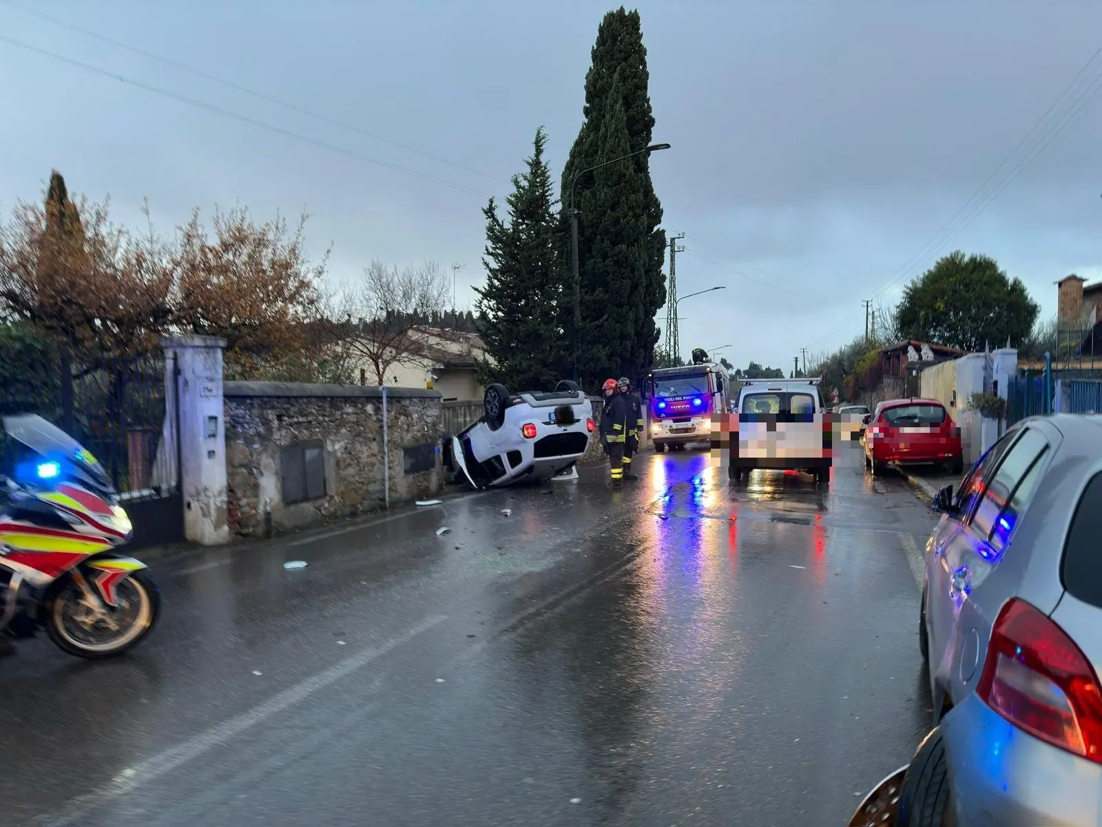 Firenze, scontro tra due auto in via Bolognese: una si ribalta, quattro feriti