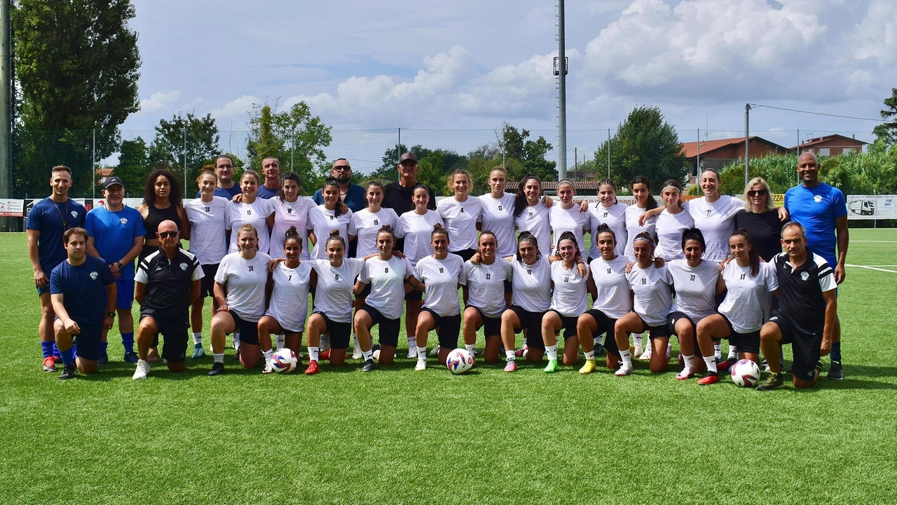 Giocatrici e staff tecnico dello Spezia Women