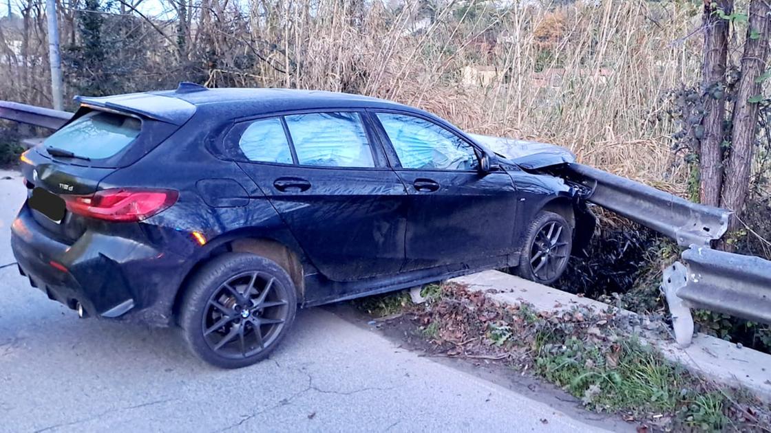 Camaiore, incidente all’alba sulla Sp1: auto finisce contro il guard rail