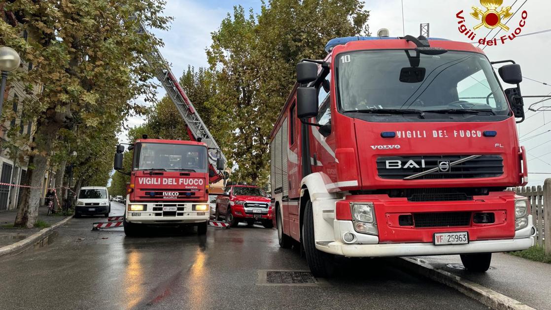 Crolla una parte di tetto, appartamento evacuato