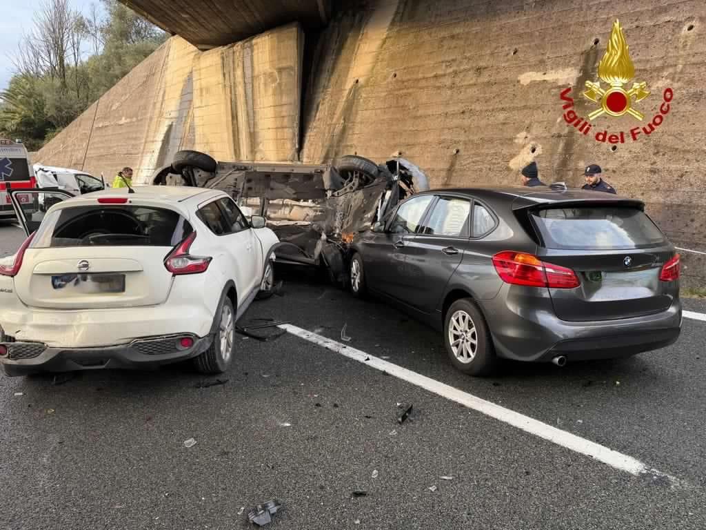 Incidente sulla Bretella a Massarosa, quattro mezzi coinvolti