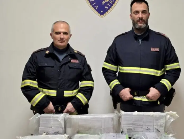 Trasporta in auto hashish per 400mila euro, arrestato