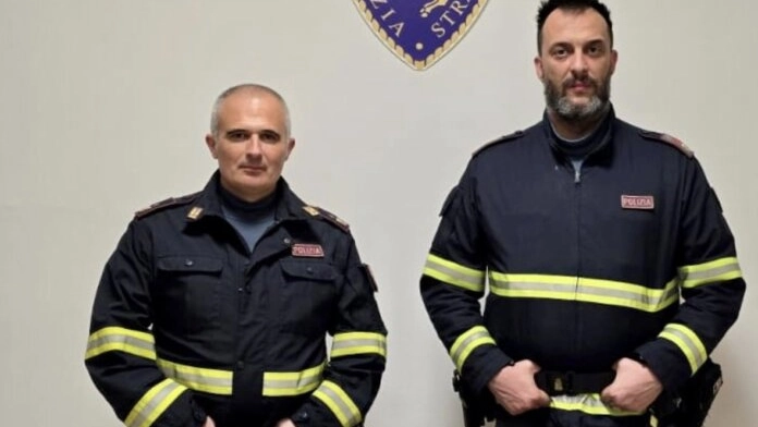 La polizia con la droga sequestrata