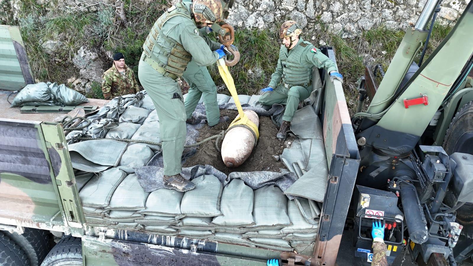 Bomba della Seconda Guerra Mondiale trovata a Porto Santo Stefano, fatta brillare in una cava