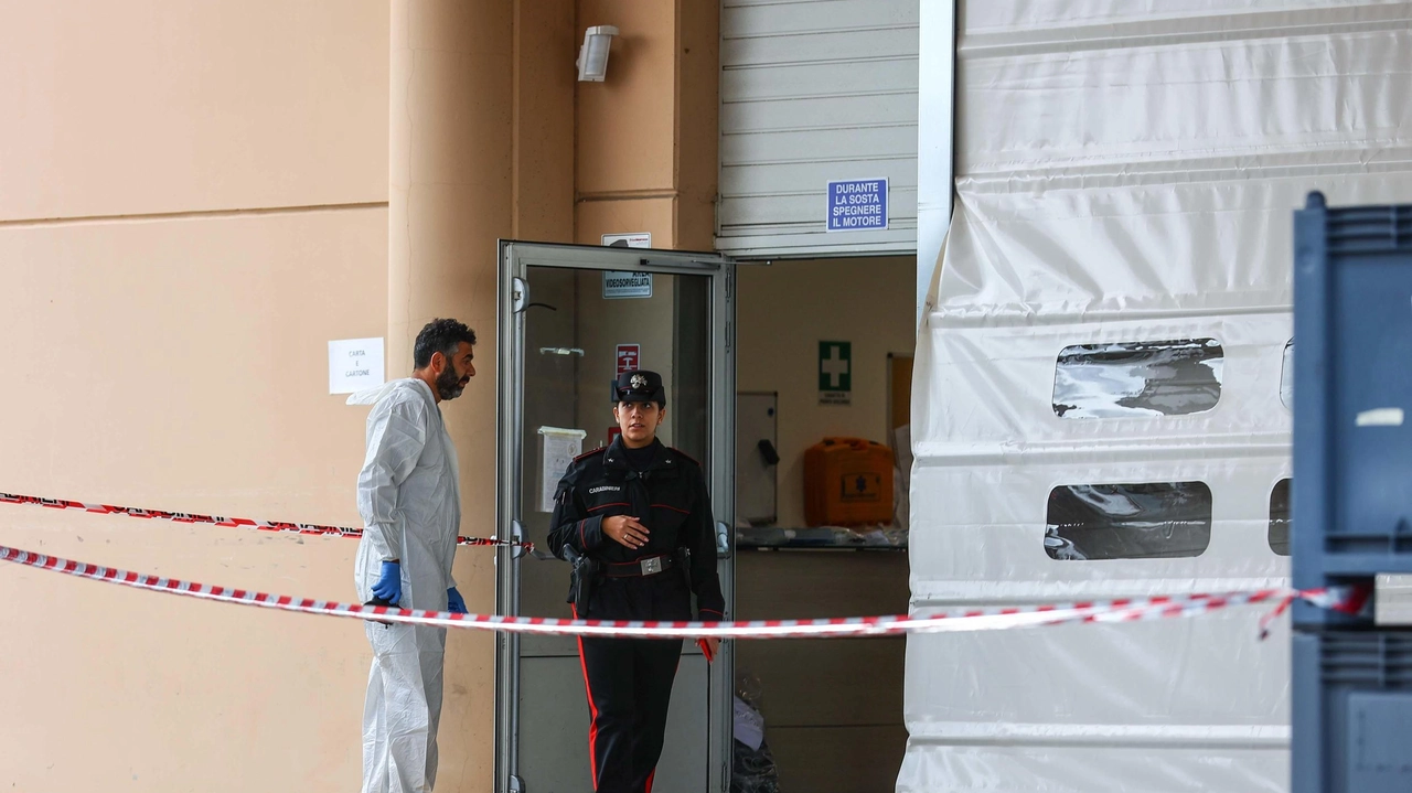 Il sopralluogo delle forze dell’ordine all’azienda (Tommaso Gasperini/FotocronacheGermogli). Sotto, i furgoni usati dai ladri