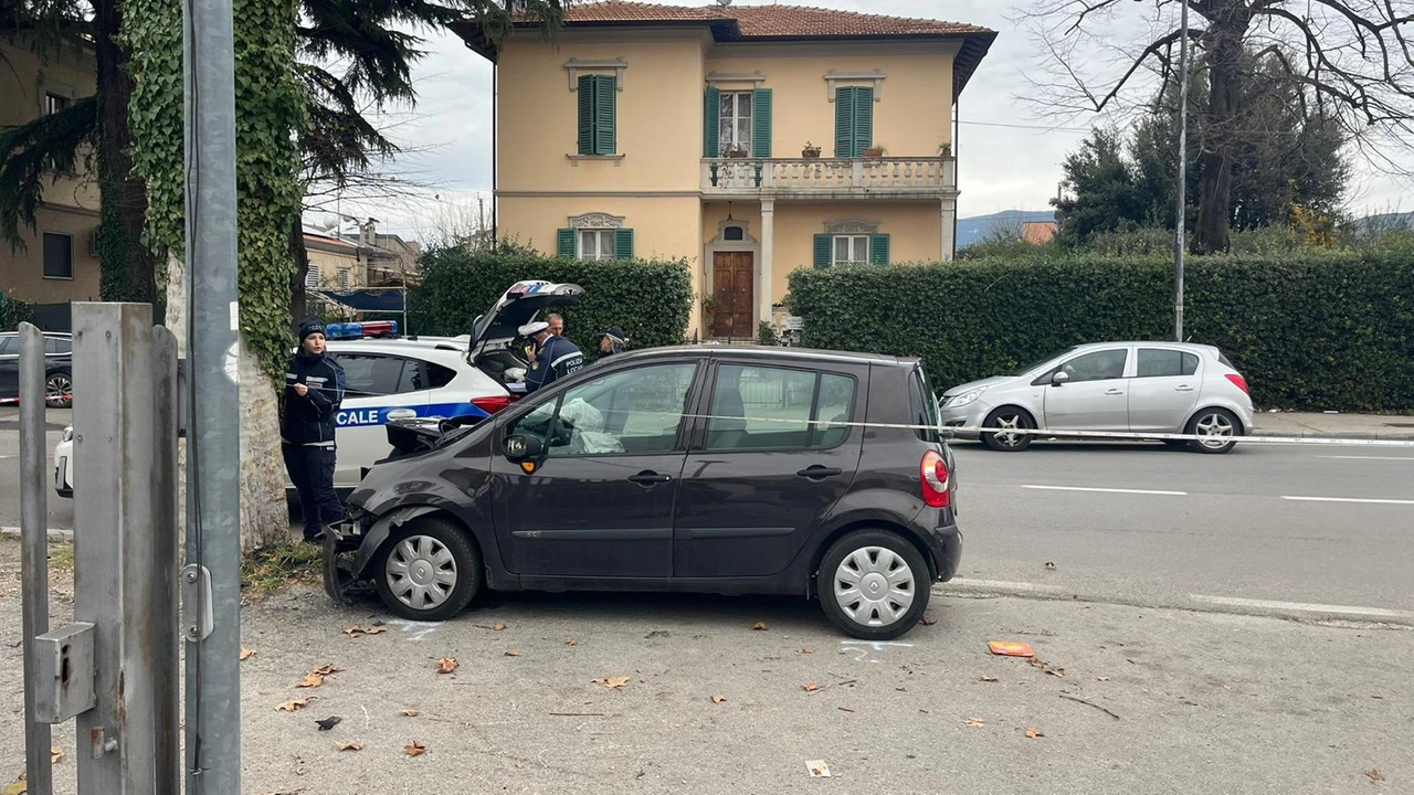 La Renault Modus finita contro l'albero in via IV Novembre a Foligno