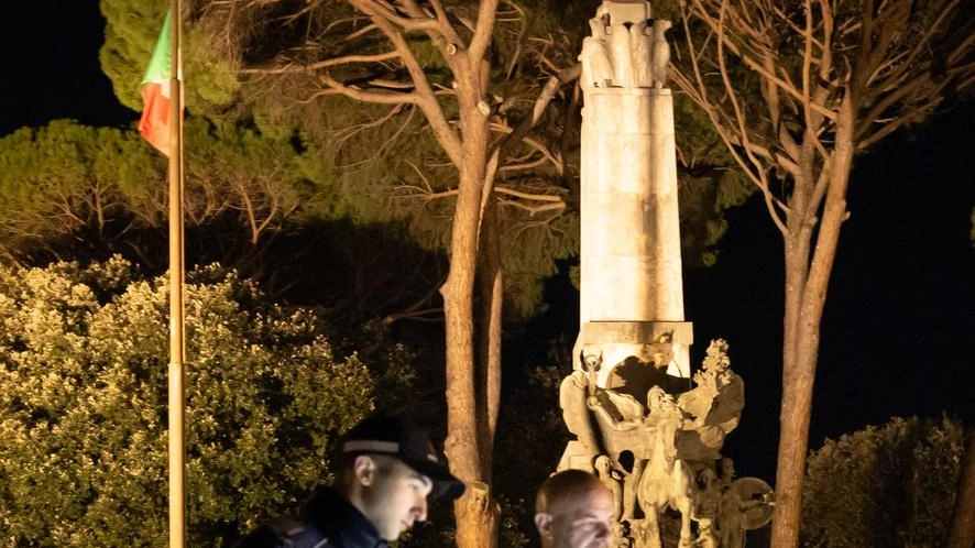 Il viaggio in notturna nel centro della città, con Marco Lucarelli, referente del Controllo del Vicinato. Dal Cividale a via Ricasoli, piena di rifiuti, fino alla piazzetta Celli. Al lavoro gli agenti della Municipale.