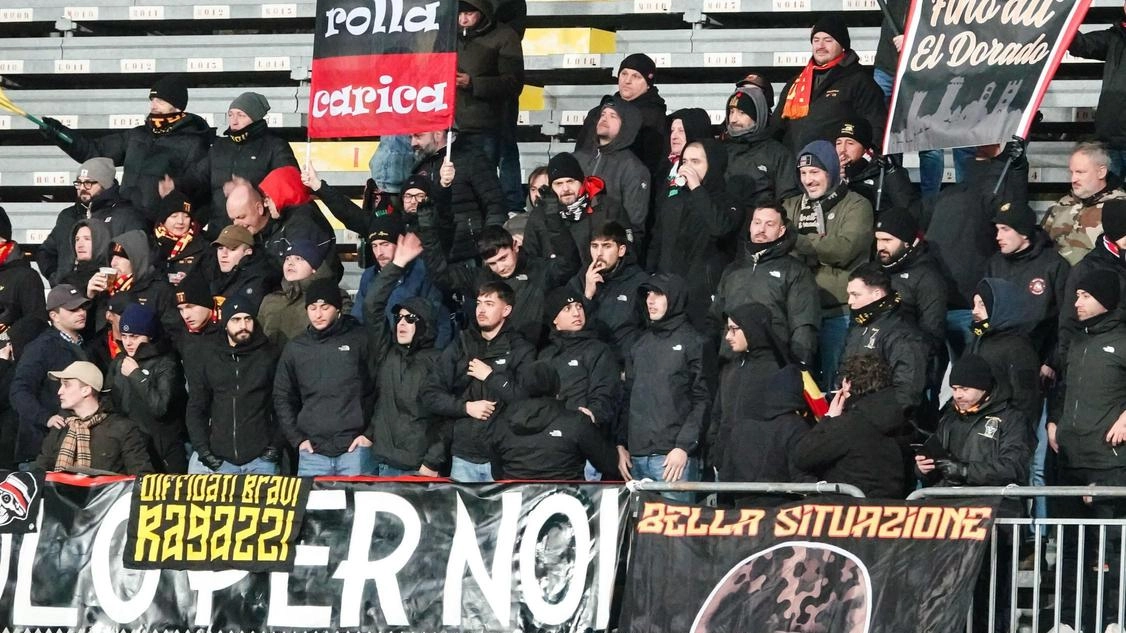 Il drappello dei tifosi rossoneri che hanno seguito la squadra anche a Rimini